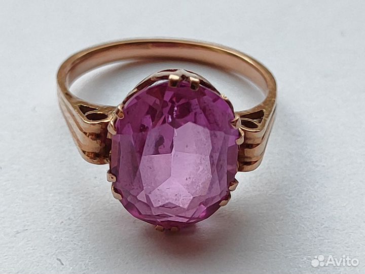 Золотое кольцо с розовым корундом