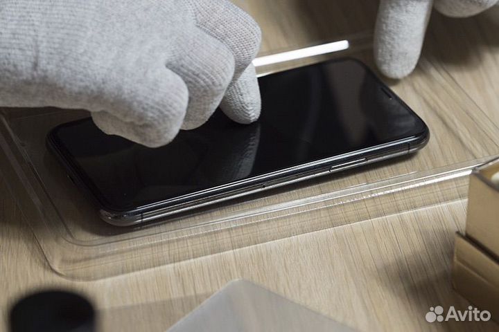 Поклейка защитных стекол на apple технику