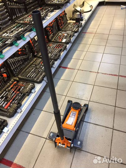 Подкатной двухпоршневой гаражный домкрат Ombra 3 т