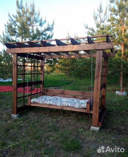 Пергола с подвесными качелями