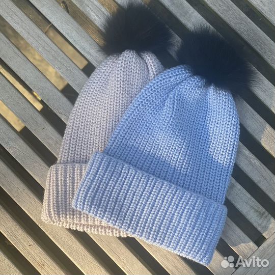 Шапка вязанная с помпоном, ручная работа