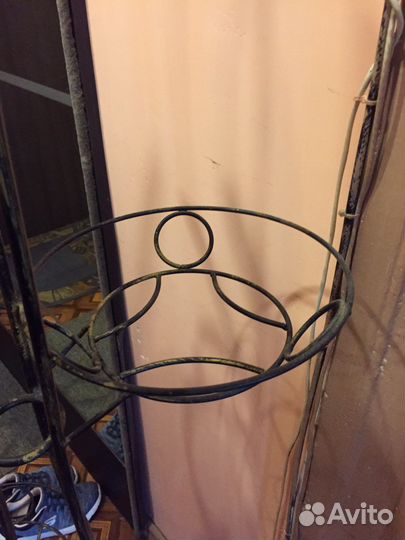 Подставка под цветы металлическая