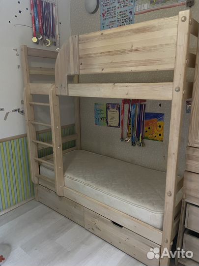 Комплект мебели в детскую комнату