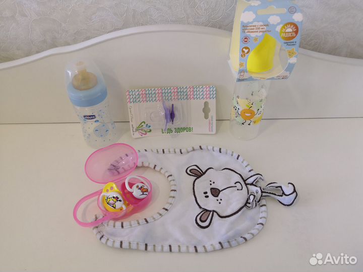 Детские бутылочки пустышки соски слюнявчик