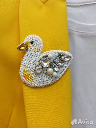 Брошь ручной работы из бисера вышивка Лебедь