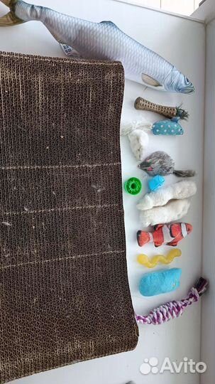 Игрушки и когтеточка для котов отдам