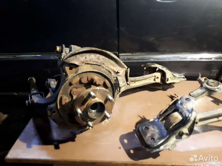 Кулак задний левый правый Subaru legacy