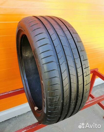 Pirelli P Zero PZ4 235/40 R19 92Y