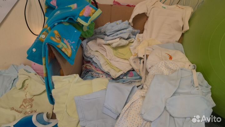 Большая коробка вещей на новорождённого