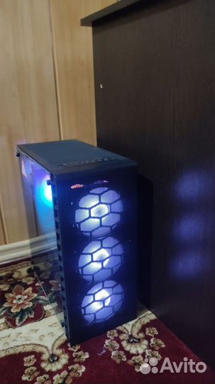 Настольный компьютер с монитором