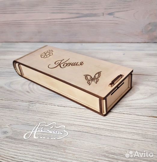 Шариковая ручка из дерева с памятной гравировкой