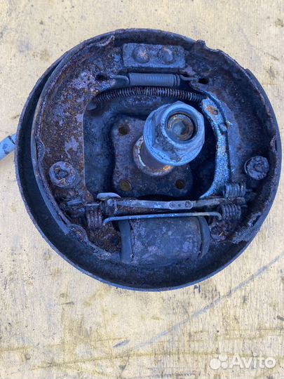 Щит опорный задний правый для Renault Symbol