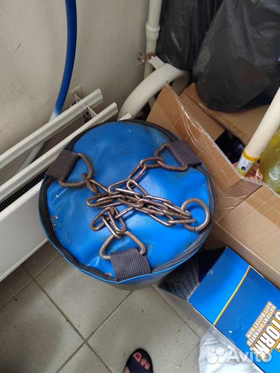 Боксерская груша и боксерские перчатки