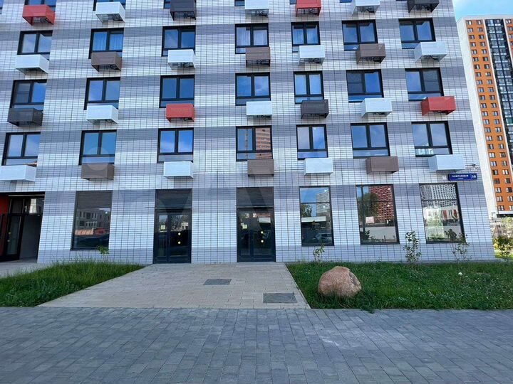 Угловое с витринами 79 м²