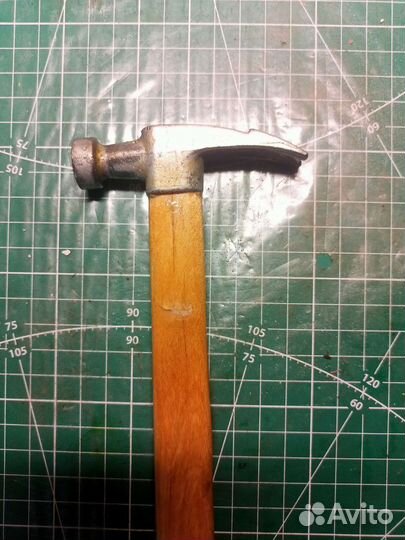 Молоток с гвоздодером