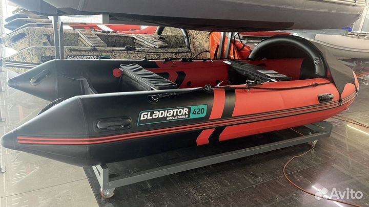 Лодка Gladiator E420PRO