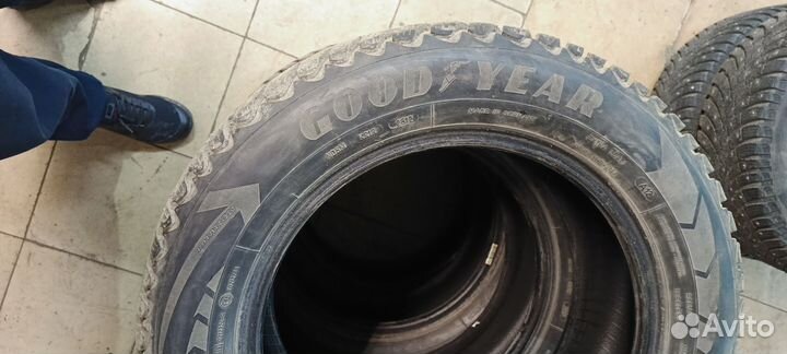 Goodyear Ultragrip Ice Arctic 215/60 R16