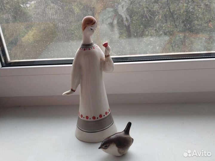 Фарфоровая статуэтка 
