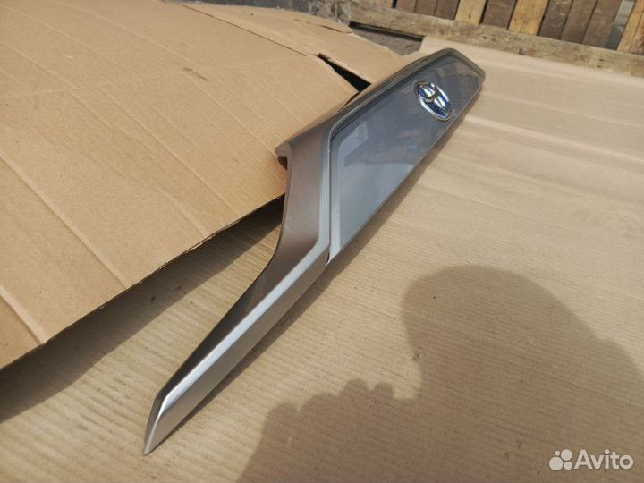 Тайота Рав 4 50 Накладка между фонарями