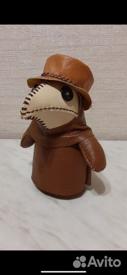 Игрушка из кожи чумной доктор