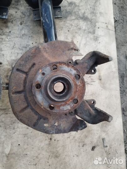 Передние поворотные кулаки Volkswagen Polo 5