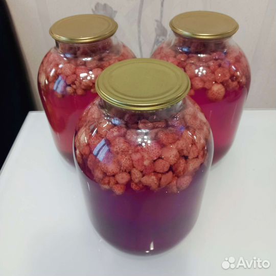 Компот Клубничный.Огурцы маринованные.Чеснок