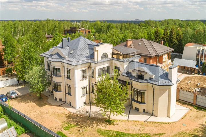 Дом 931 м² на участке 16 сот.