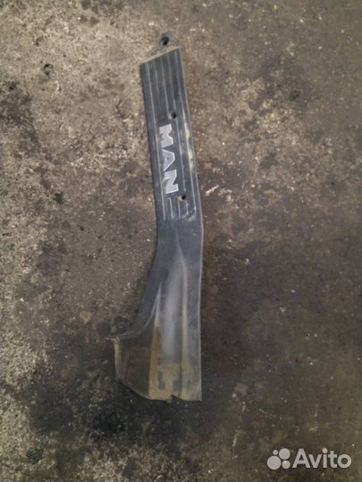 Накладка внутренняя на порог передняя правая MAN