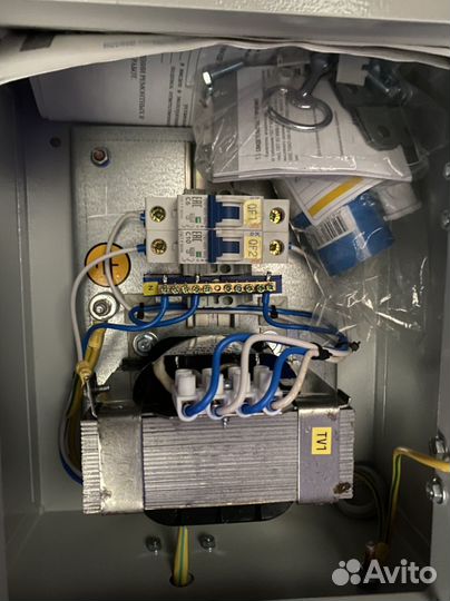 Ящик с понижающим трансформатором и розеткой 250ва