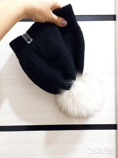 Вязаная шапка с помпоном. Ручная работа