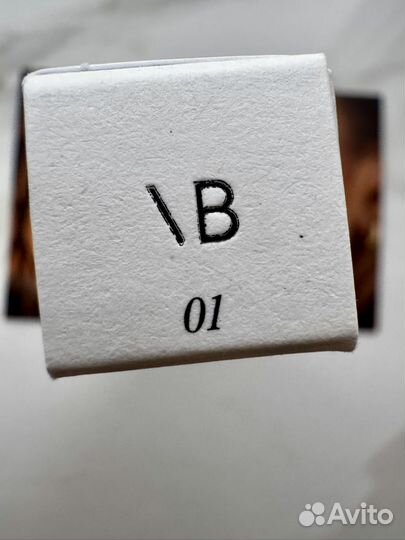 Victoria Becham Lip Definer оттенок 01 карандаш