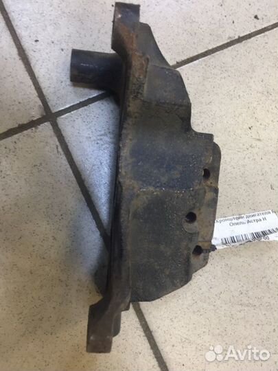 Кронштейн двигателя правый Opel Astra H