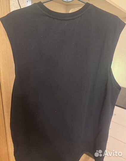 Футболка без рукавов