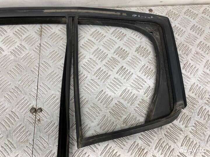 Б/У уплотнительная резинка стекла задний левый