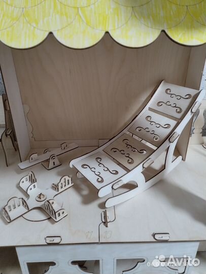 Большой кукольный домик с мебелью