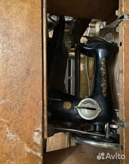 Продаю ножную швейную машинку Зингер