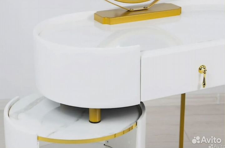 Туалетный столик. Столик с зеркалом