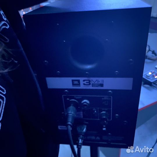 Студийный монитор JBL 305P mkii