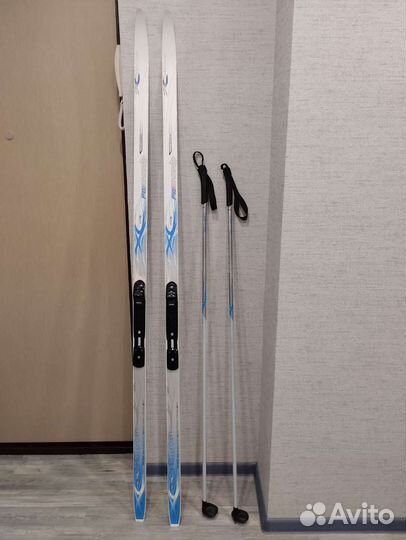 Беговые лыжи и палки Fisher