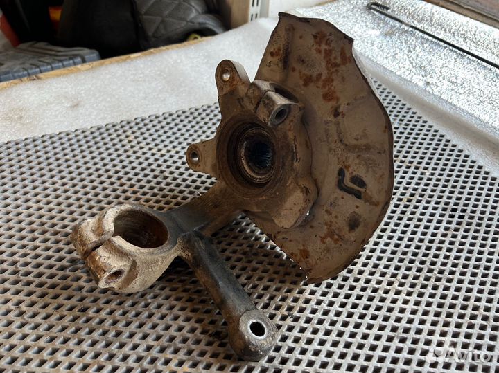 Кулак поворотный передний левый Skoda Felicia