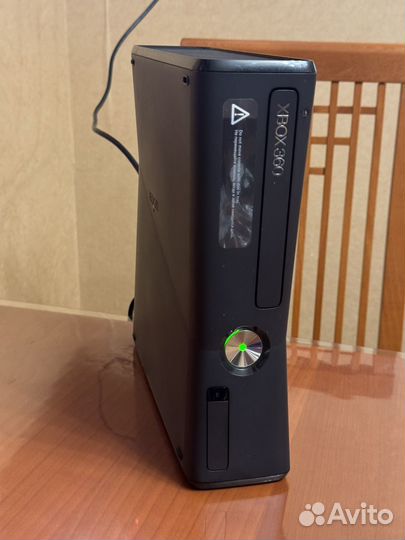 Xbox 360 slim 250gb два геймпада