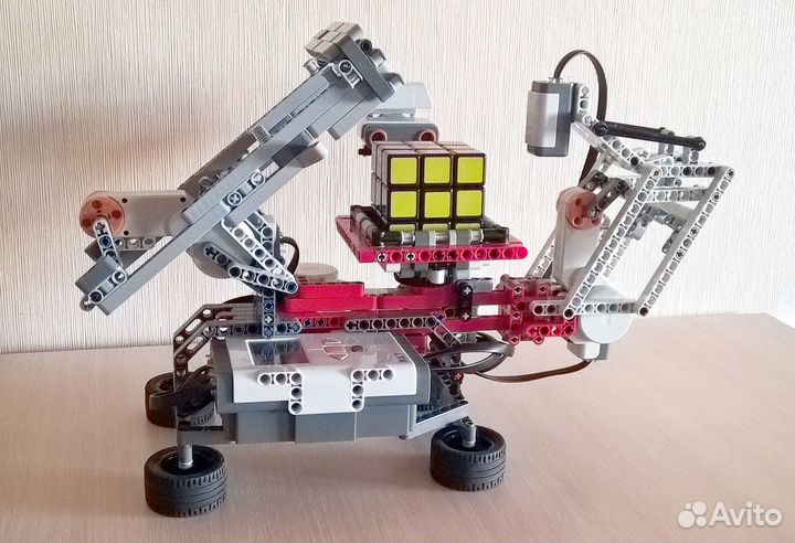 Lego mindstorms собирающий кубик Рубика