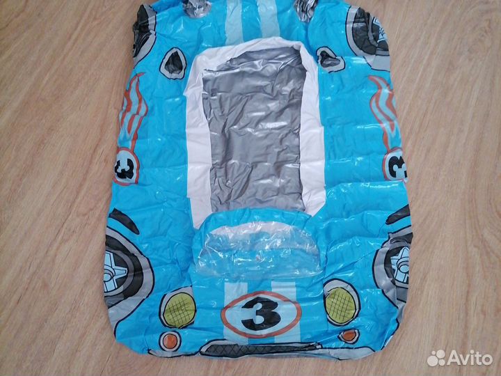 Надувной круг и машина для купания