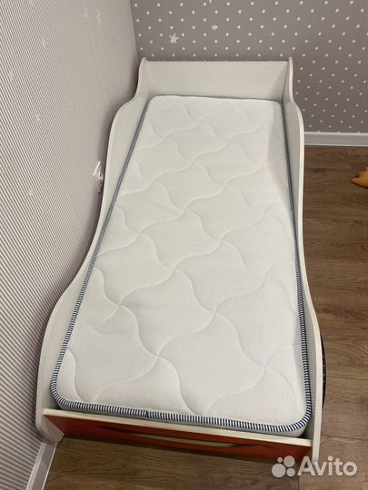 Детская кровать машинка с матрасом бу