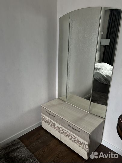 Комод с зеркалом в спальню или прихожую