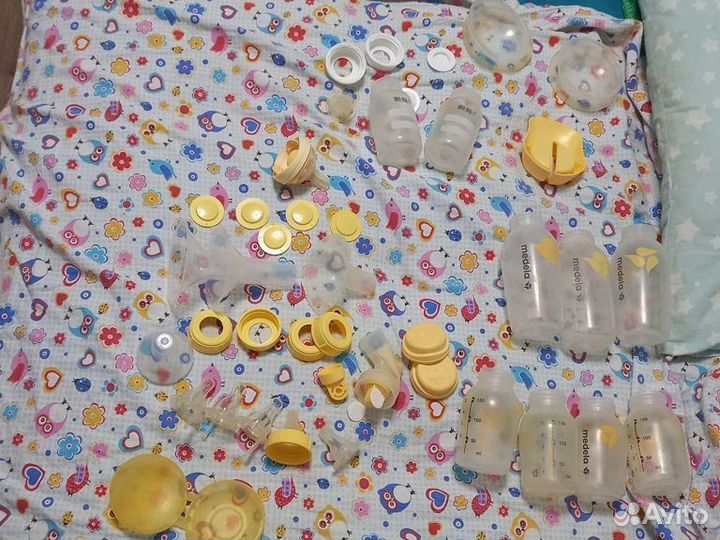 Эл. молокоотсос Medela swing с бутылками, сосками