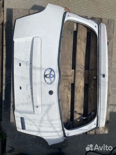 Крышка багажника toyota ist