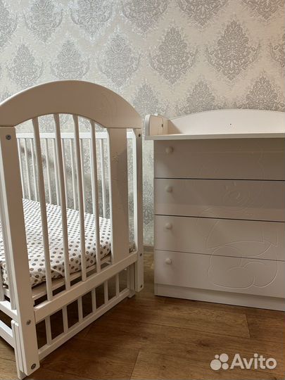 Кроватка,комод и качели. Плюс матрасы