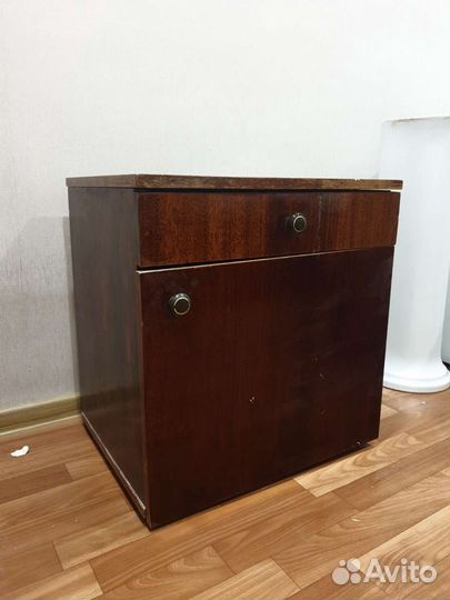 Тумбочка прикроватная