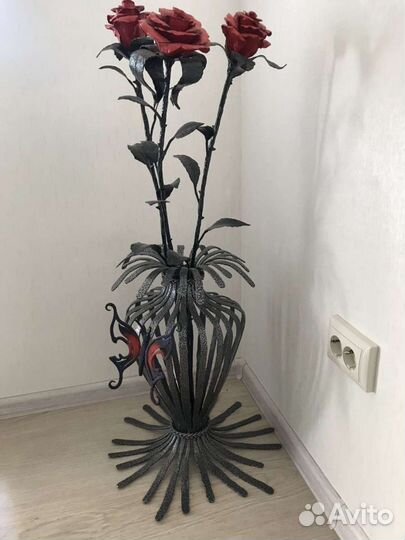 Кованная ваза с цветами